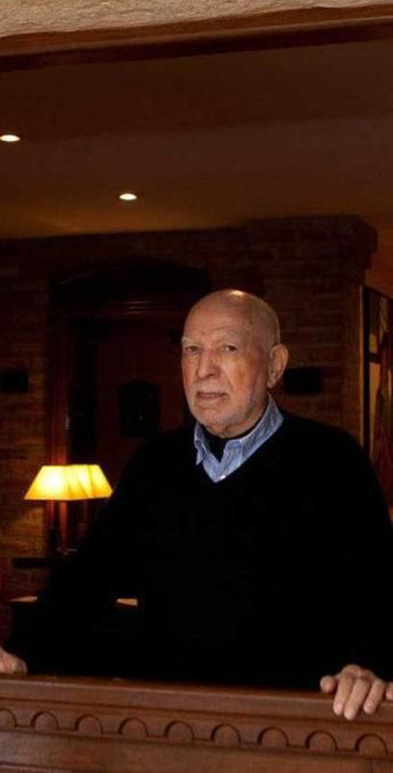 Manuel del Dago en la puerta de su domicilio. Foto LNE