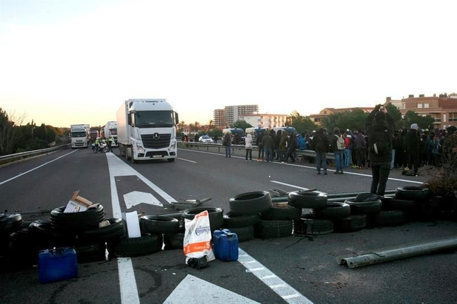 Vista del corte que grupos independentistas han realizado en la AP-7 a la altura de L'Ampolla (Tarragona)