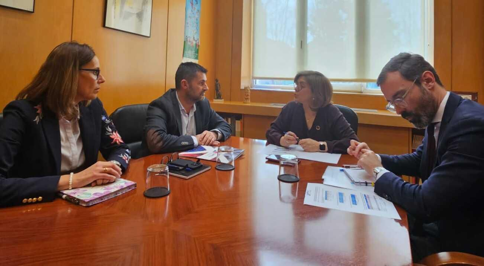 Miembros de UPTA reunidos con la secretaria de Estado de Migraciones, Pilar Cancela.