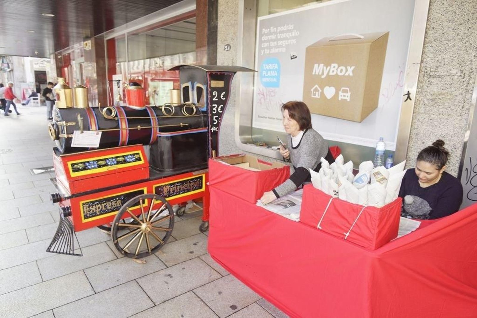 Si las previsiones se cumplen, y todo va acorde a la estación, llega el frío y con ello los magostos y las castañas, como la que se puede ver en la foto, ayer instalada ante la Farola de Urzaiz. Y con éxito de ventas incluso a 21 grados.