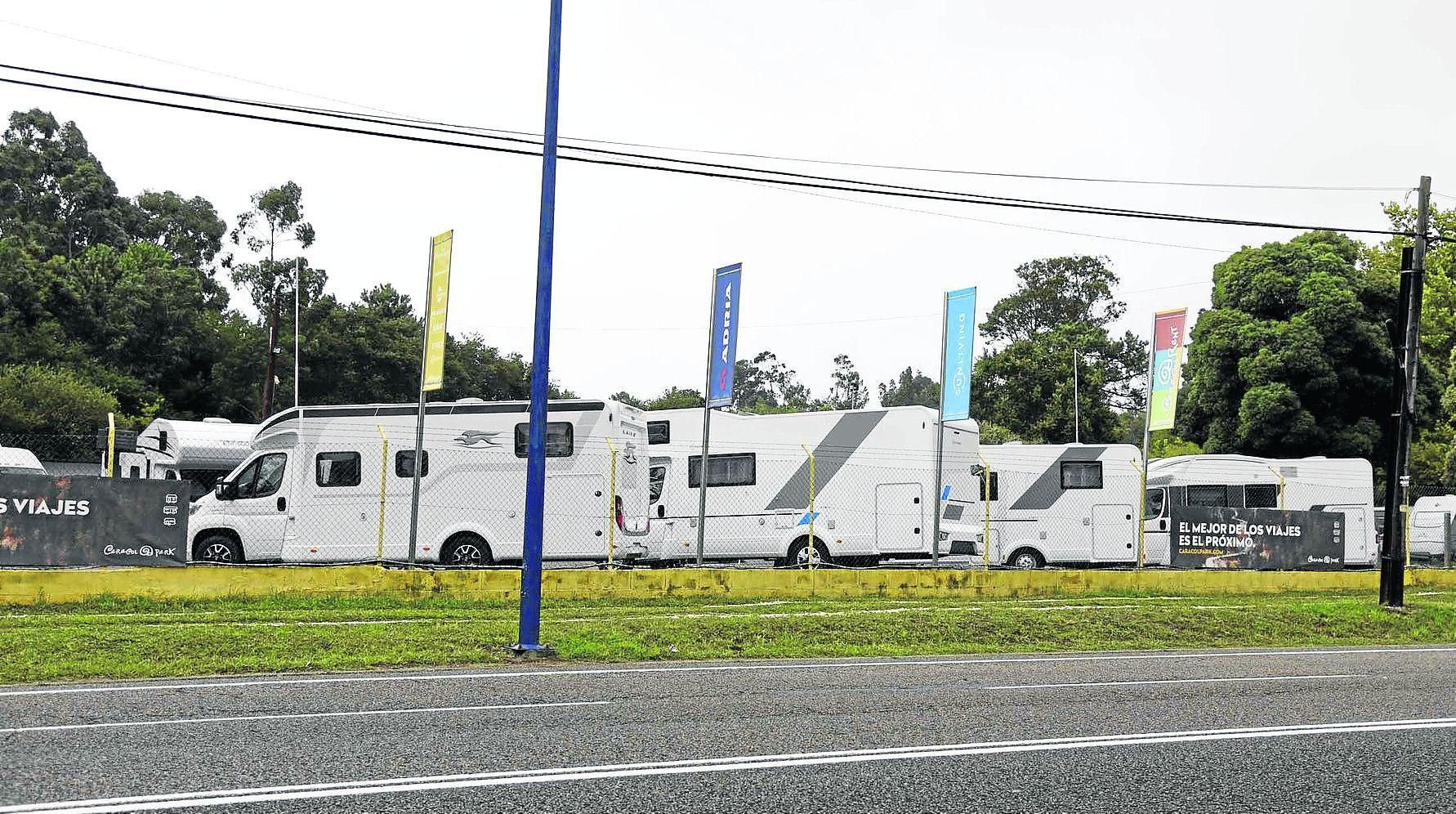 Autocaravanas expuestas en un concesionario cerca de la playa de Samil