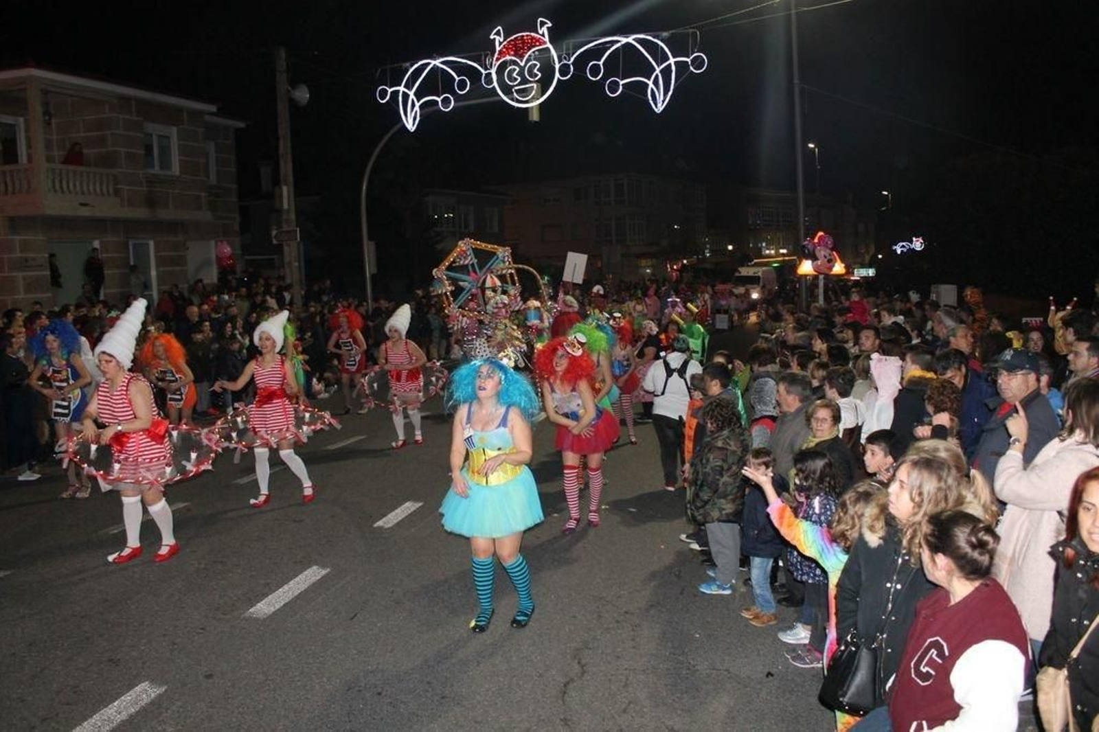 La comparsa "Endulzando el Carnaval" de la Asociación "Os da casa" de Vigo.