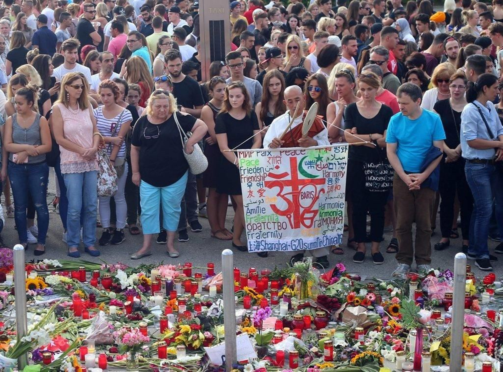 Múnich sigue acogiendo actos de homenaje a las nueve víctimas de la masacre del viernes.
