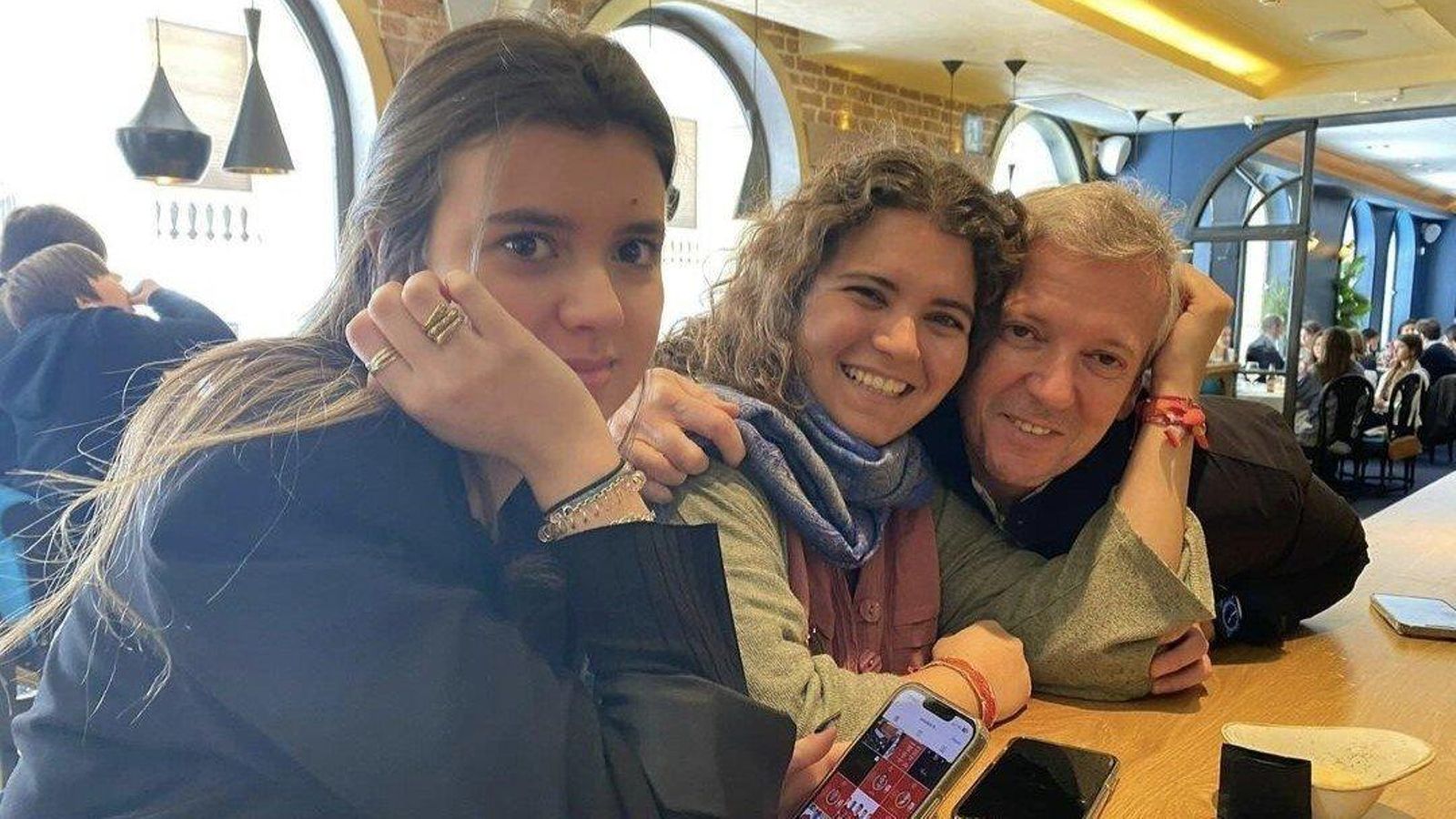 Alfonso Rueda con sus hijas.