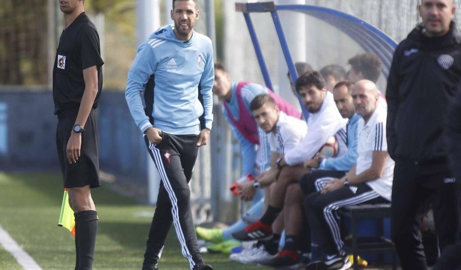 Jorge Cuesta dirige un partido del Celta juvenil en A Madroa.