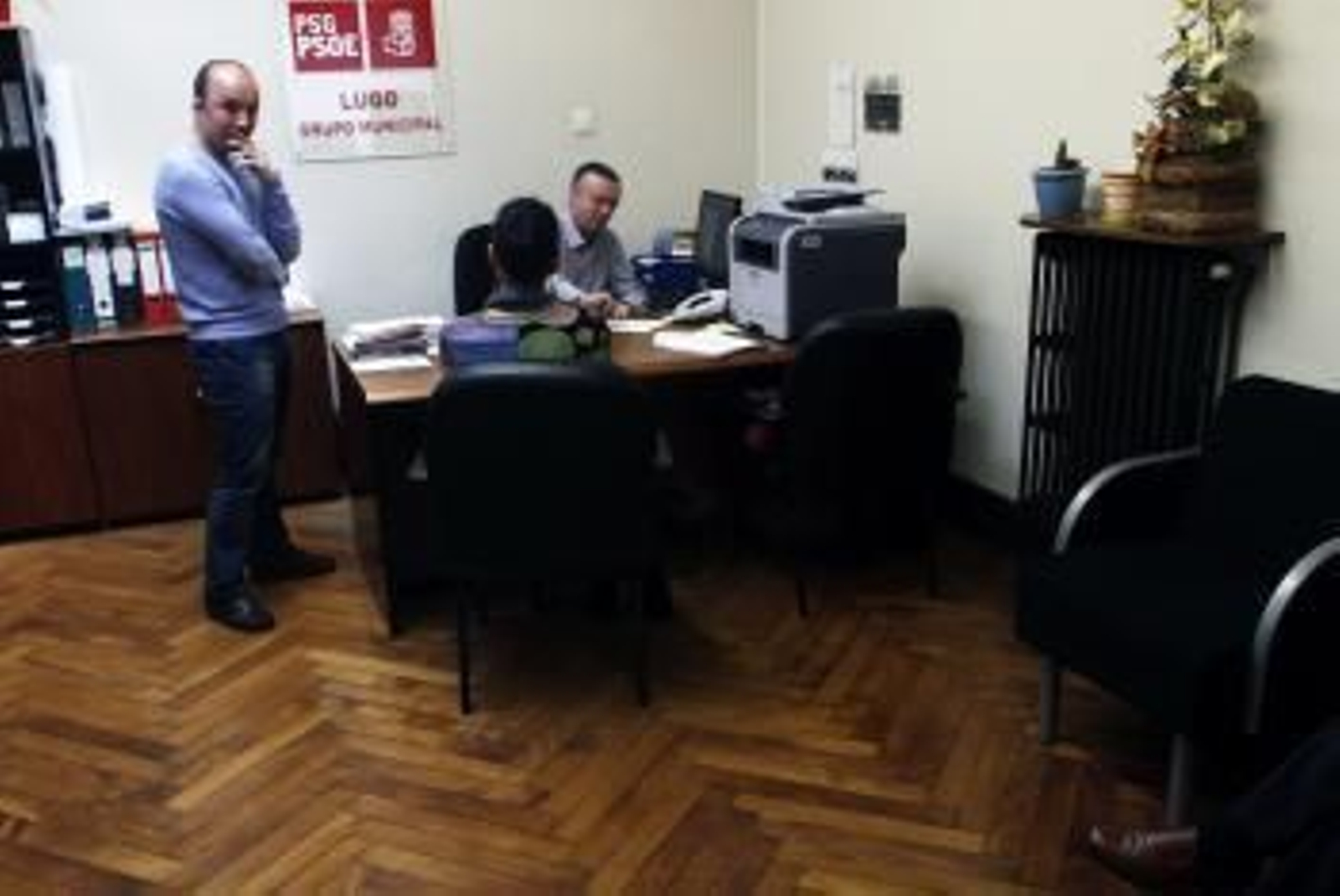 La secretaria judicial (de espaldas) de la jueza instructora de la Operación Pokemon, Pilar de Lara, y un informático de Aduanas.