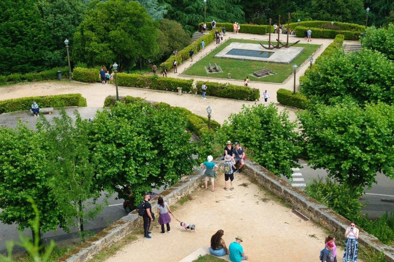 Turistas paseando por O Castro. // Vicente Alonso
