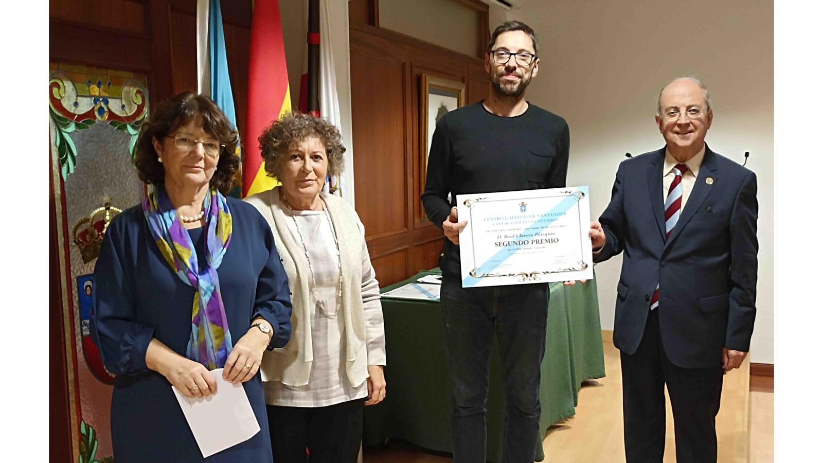 Entrega del 2º premio a Raúl Clavero, acompañado de Carmen Rivas, vicepresidenta 2ª, Delia de los Ángeles Laguillo, presidenta del jurado, y José Antonio Otero, presidente del Centro Gallego de Santander  