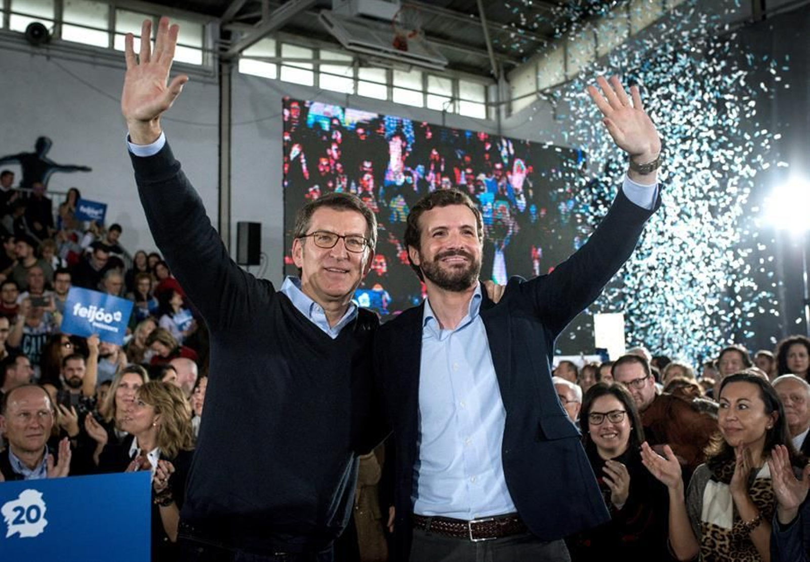 El presidente del PPdeG y candidato a la reelección, Alberto Núñez Feijóo (i), acompañado por el presidente nacional del PP, Pablo Casado