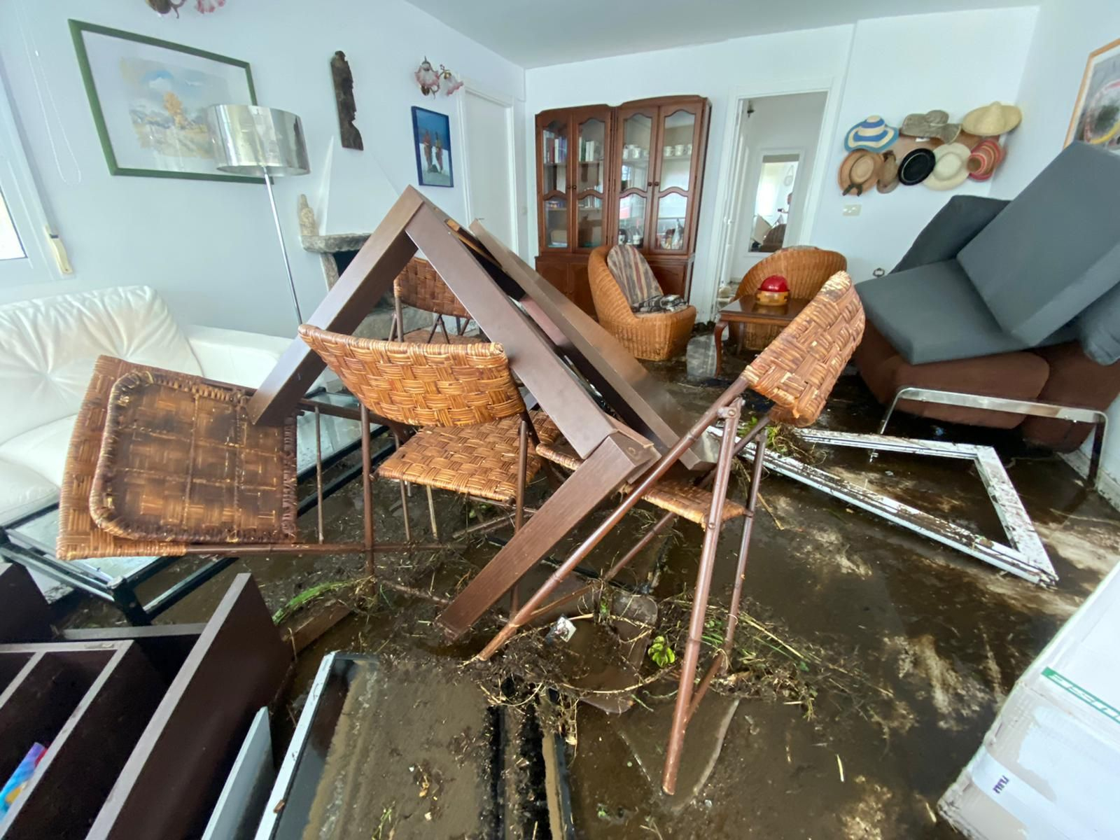 Revienta un depósito de agua de una urbanización de O Grove 03 // Alberte