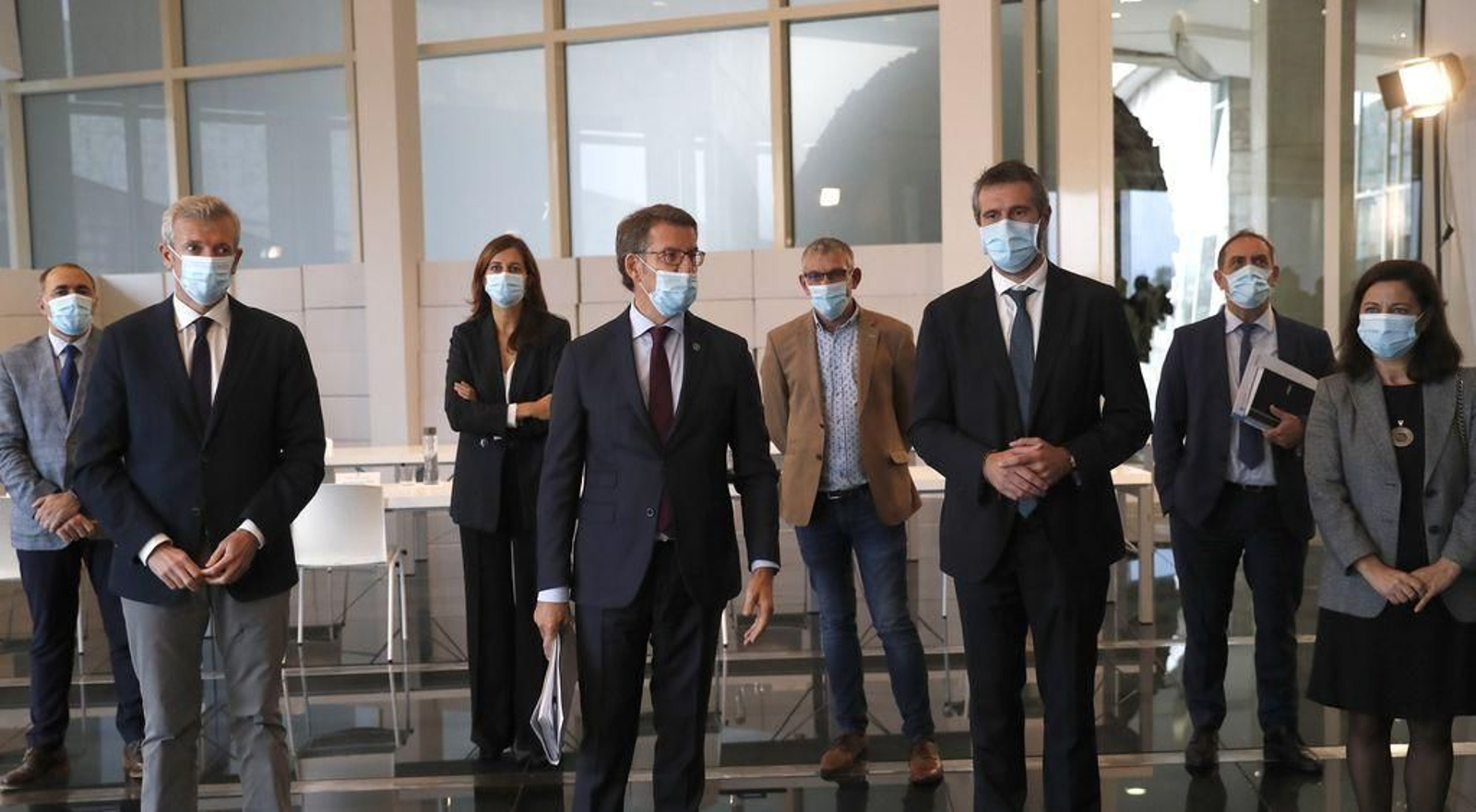 En primer término, Rueda, Feijóo y Varela, al inicio del encuentro.