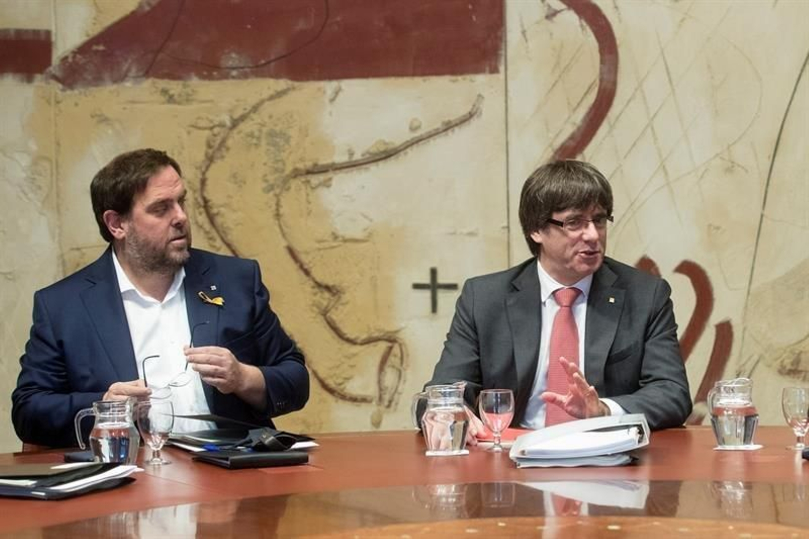 Oriol Junqueras y Carles Puigdemont, durante la reunión semanal del gobierno catalán.