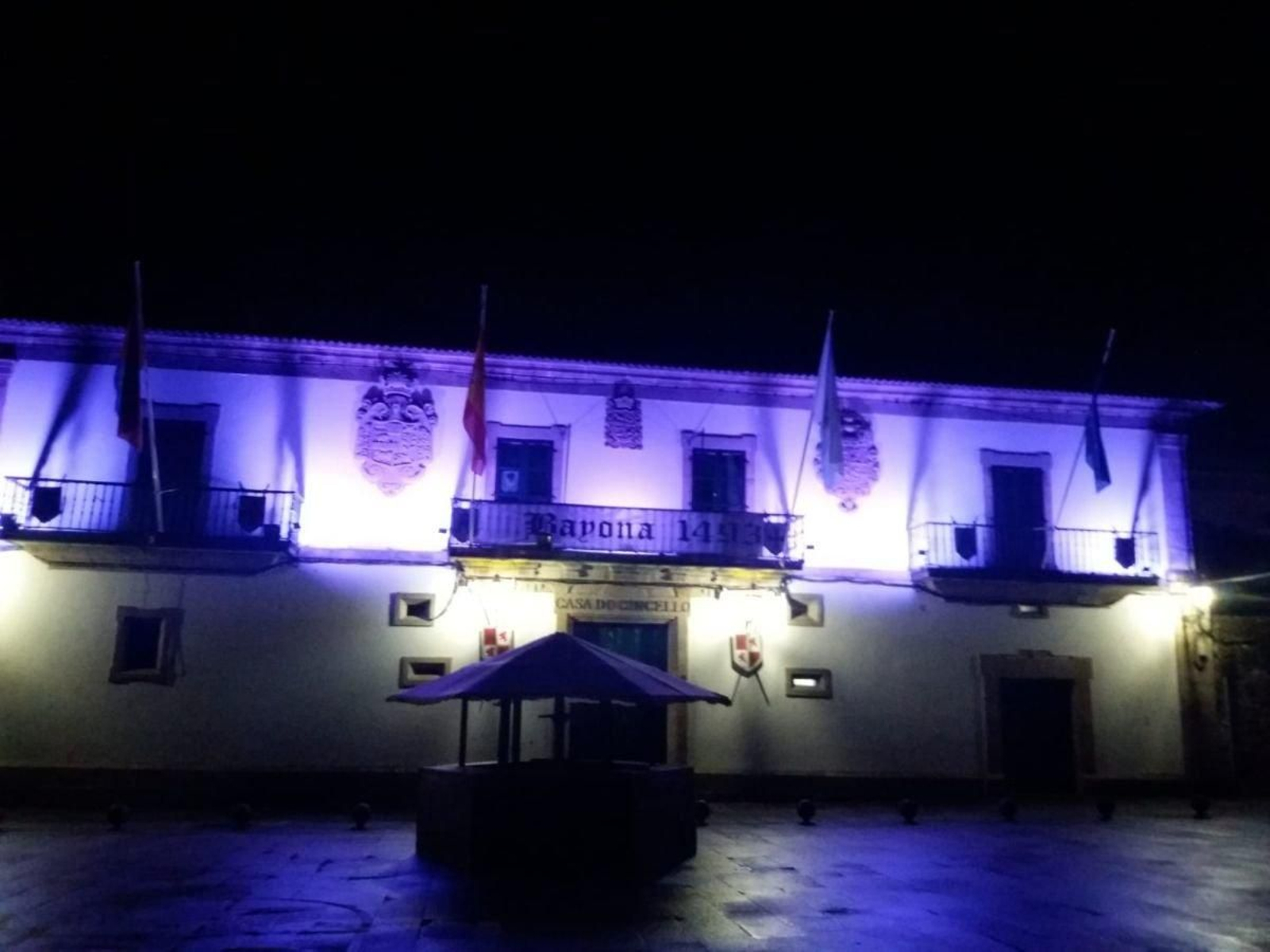 Imagen del Ayuntamiento con las luces violetas del 8M en el año pasado.