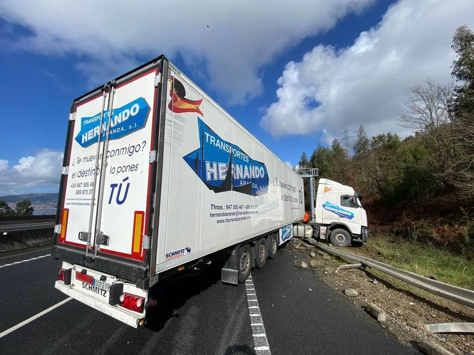 Un camión provoca retenciones en A Madroa _ Alberte 7