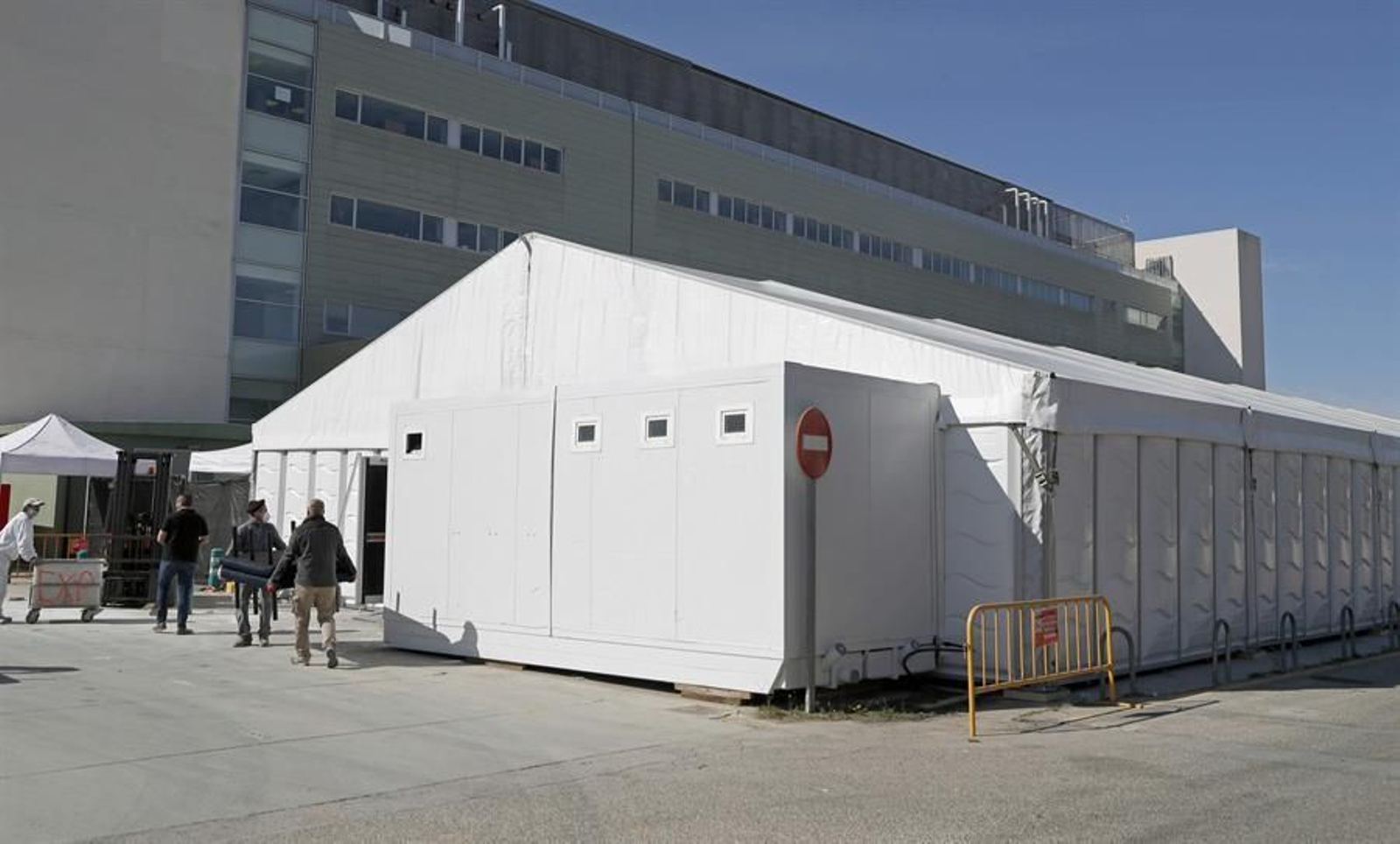 Hospital de campaña junto al Hospital de Fuenlabrada