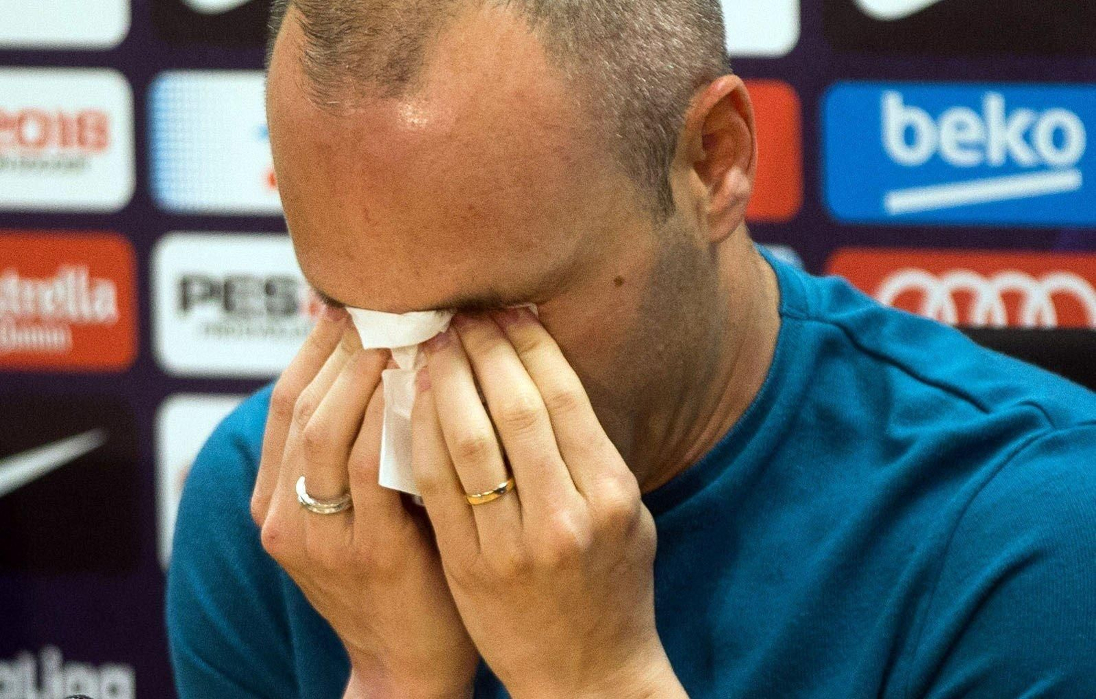 Andrés Iniesta, durante la rueda de prensa que ha ofrecido en la ciudad deportiva Joan Gamper en la que ha anunciado que abandona el club.
