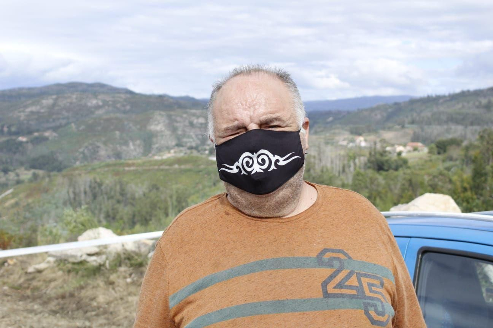 Manuel, pareja de una de las víctimas, ayer en la zona.