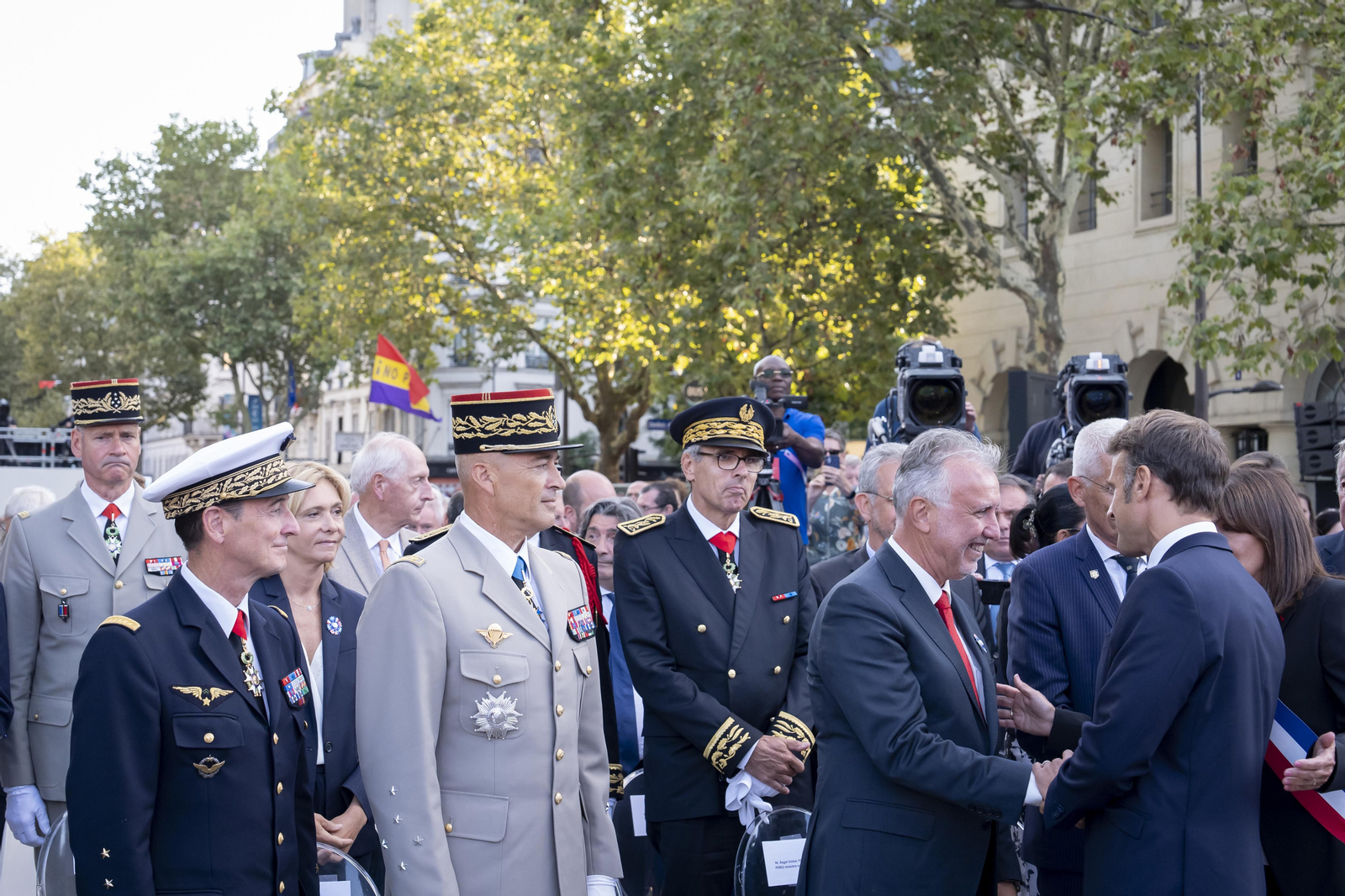 El ministro de Política Territorial y Memoria Democrática, Ángel Víctor Torres, saluda al
presidente Emmanuel Macron durante los actos del 80 aniversario de la liberación de París.