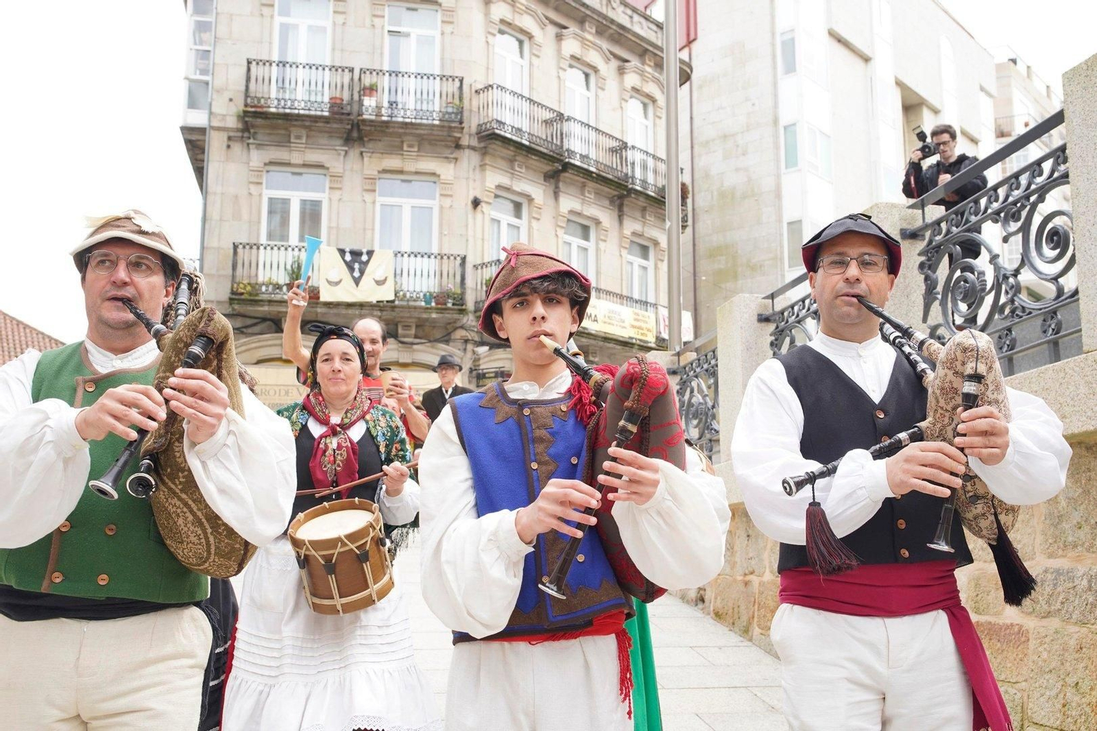 Gente vestida de época por la Reconquista.