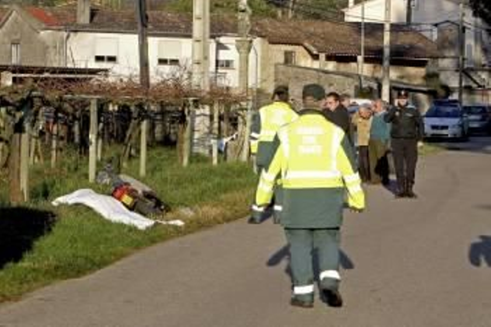 El cuerpo de la víctima, cubierto con una sábana. (Foto: SXENICK)