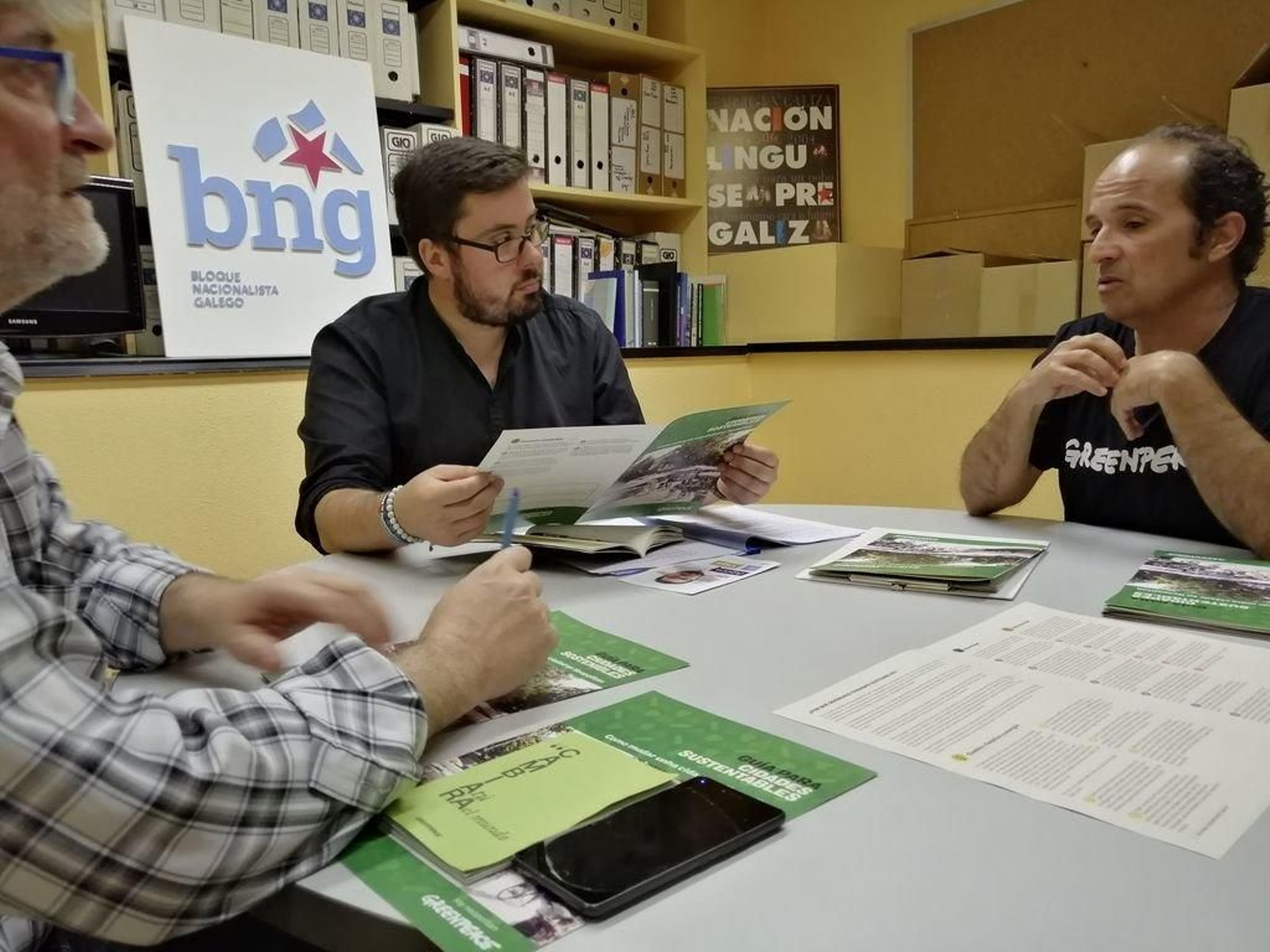 Xabier P. Igrexas cos representantes de Greenpeace.