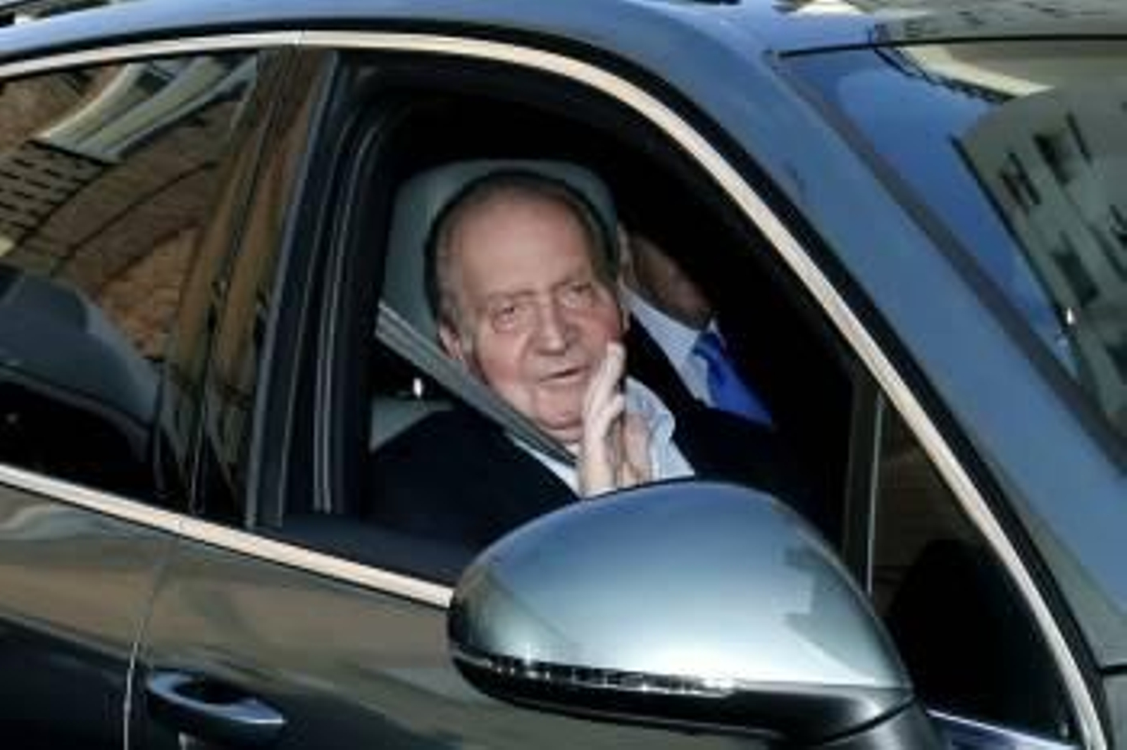 Don Juan Carlos, a su llegada en automóvil a la clínica madrileña de La Milagrosa. (Foto: JUANJO MARTÍN)