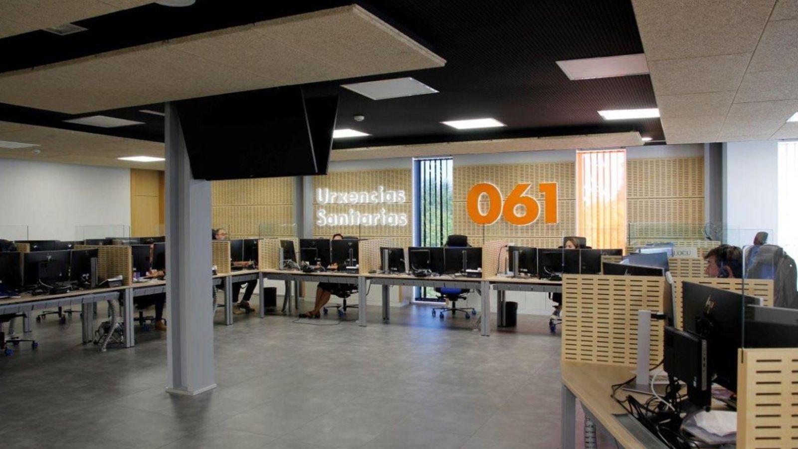 La central de las Urgencias Sanitarias de Galicia, 061, atiende las llamadas de los centros educativos.