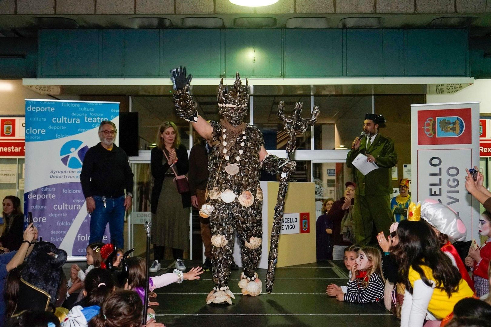 Eliseo Cabaleiro, ataviado de “O Señor das bateas” se impuso a los demás concursantes, logrando 100 euros.