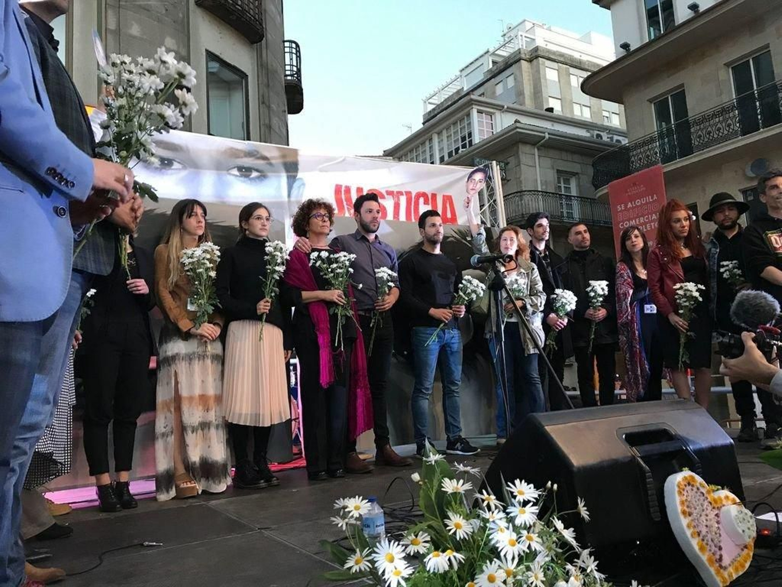 Los artistas que participaron en el homenaje de la Porta do Sol a la joven de Alcabre víctima de un crimen en 2002.