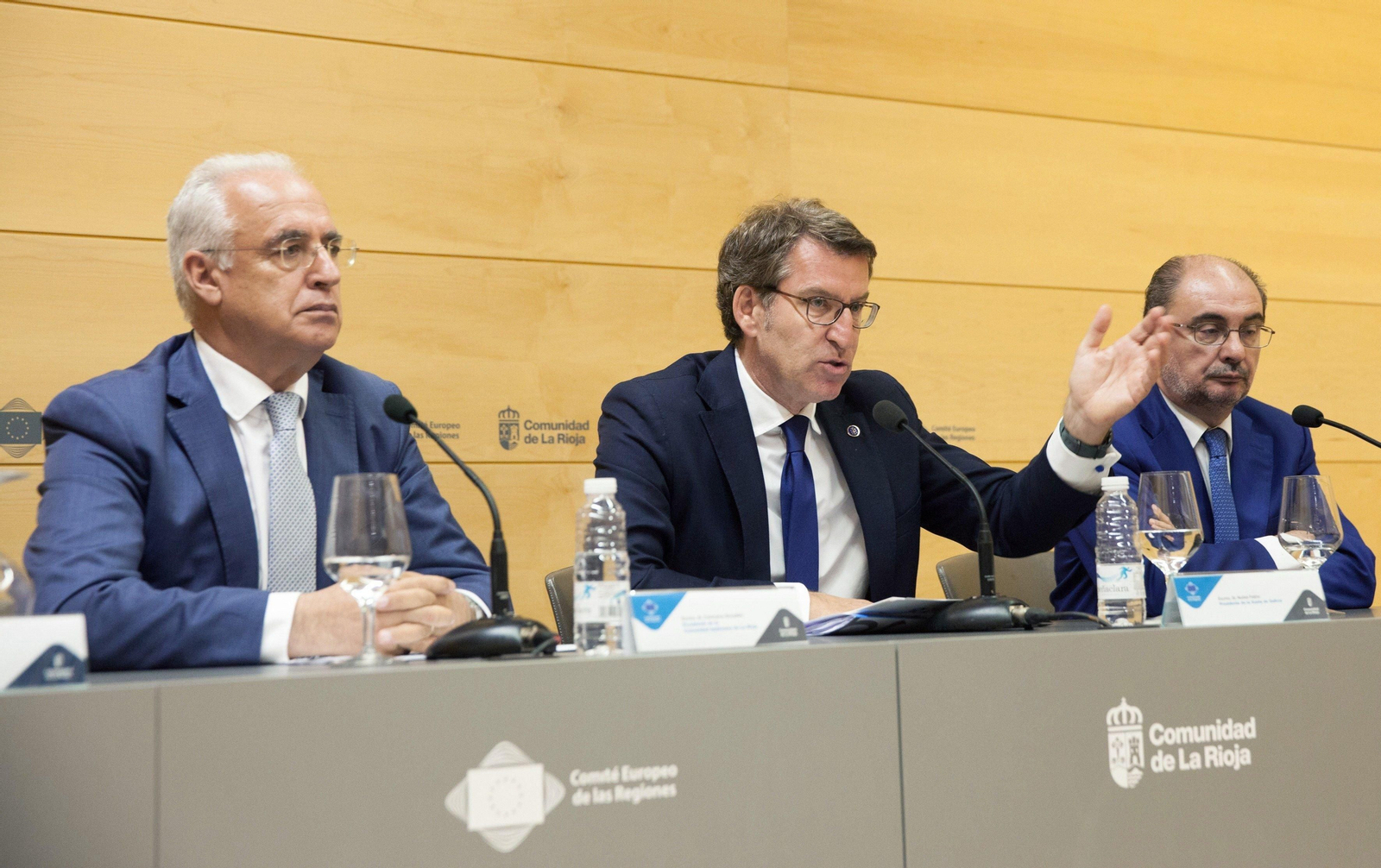Feijóo, durante su intervención, flanqueado por Valcárcel (izquierda) y Lambán.