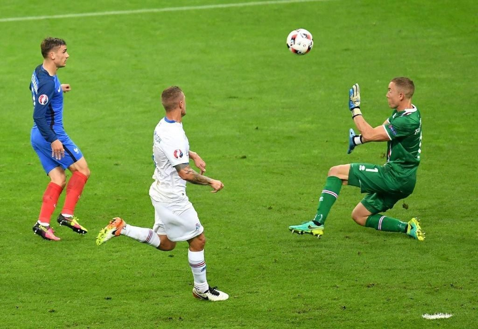 El delantero del Atlético de Madrid Antoine Griezmann hizo el 4-0 de Francia con esta vaselina sobre el guardameta islandés, Halldórsson.