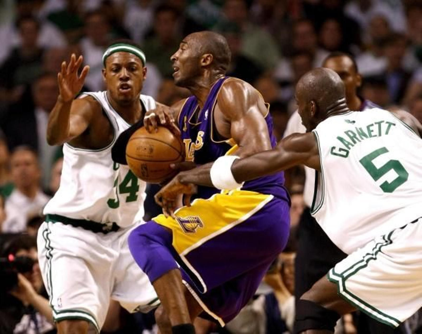 Pierce y Garnet intentan frenar a Bryant durante un lance del partido.