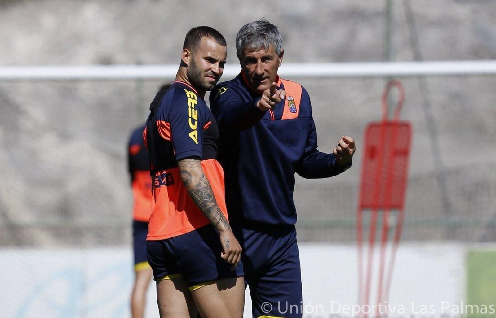 Quique Setién da indicaciones a Jesé durante la sesión de ayer.