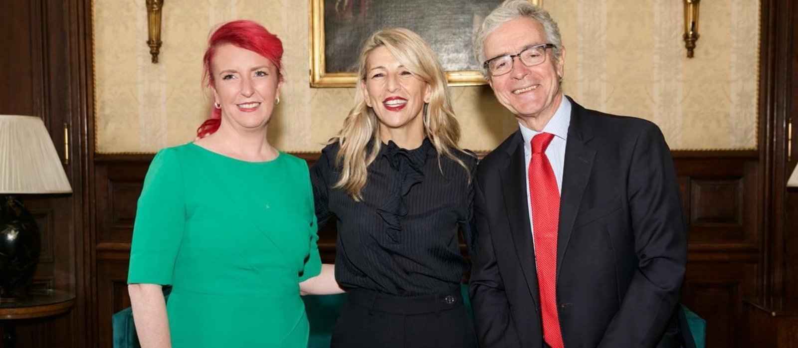 De izquierda a derecha, la ministra de Transportes del Reino Unido,la vicepresidenta segunda del Gobierno español y ministra de Trabajo y Economía Social, Yolanda Díaz,Louise Haigh y el embajador de España en el Reino Unido, José Pascual Marco.