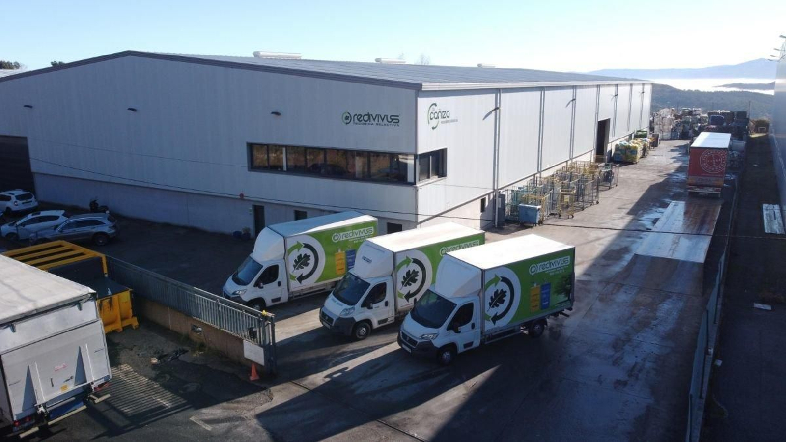 Las banderas ondean ayer a media asta  desde ayer, en el balcón del Concello de A Cañiza.