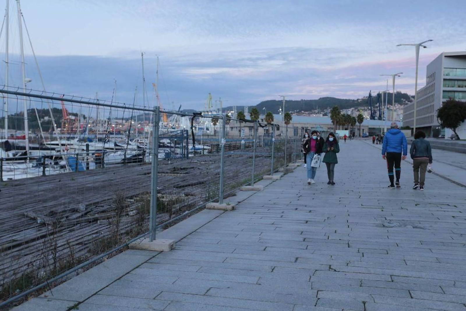 Las obras comenzarían a mediados de diciembre, acometiendo el paseo y el socavón de O Marisquiño.