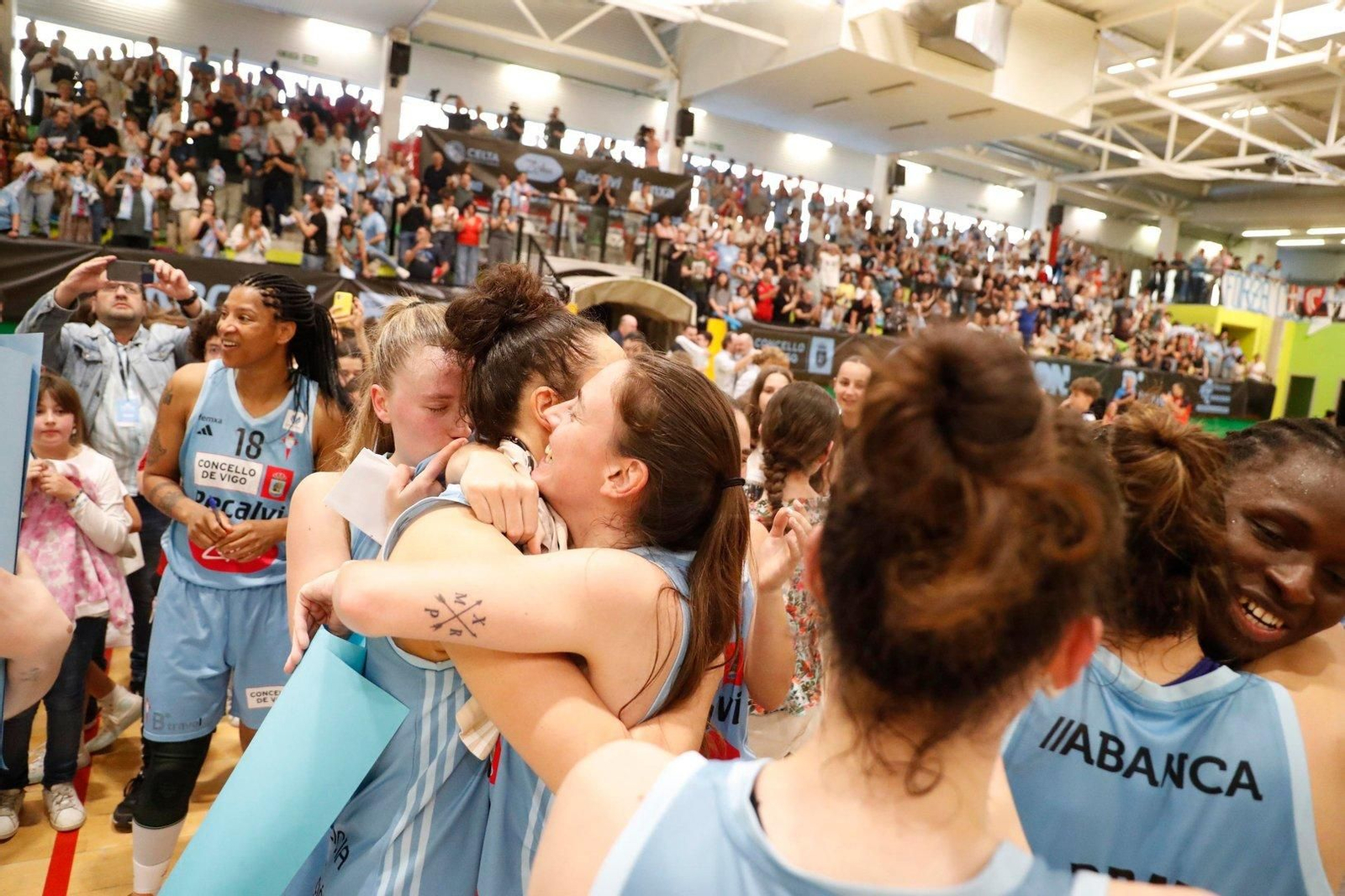 Abrazos al final del partido.