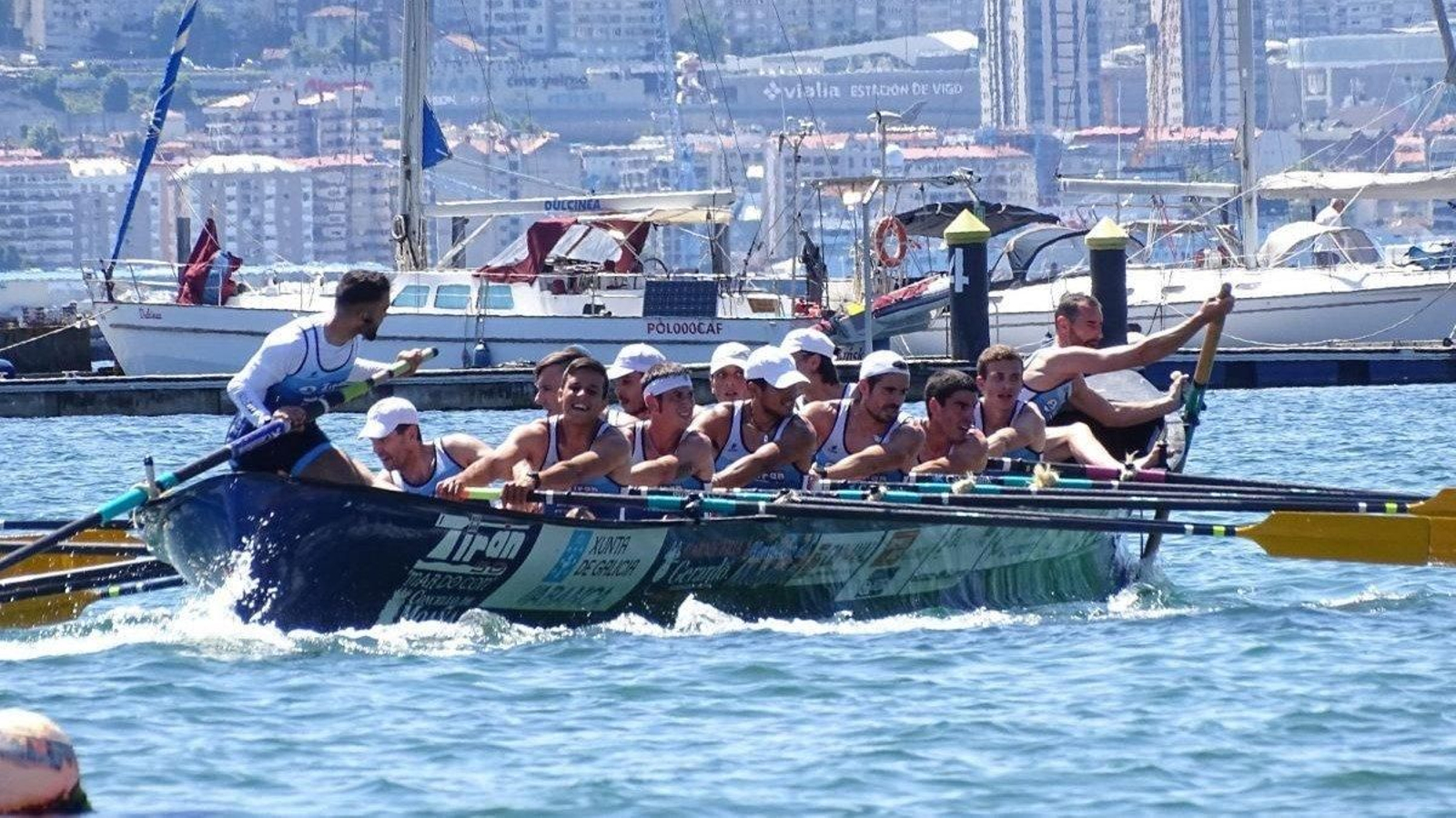 El barco azul surca la Ría de Vigo durante un desafío que dominó con autoridad ante Meira, que entró a casi un minuto de distancia.