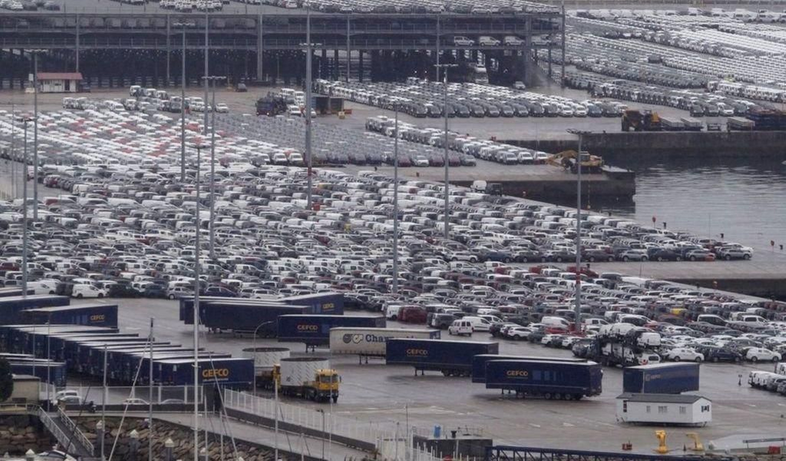 La terminal de carga de coches de Bouzas, a tope.