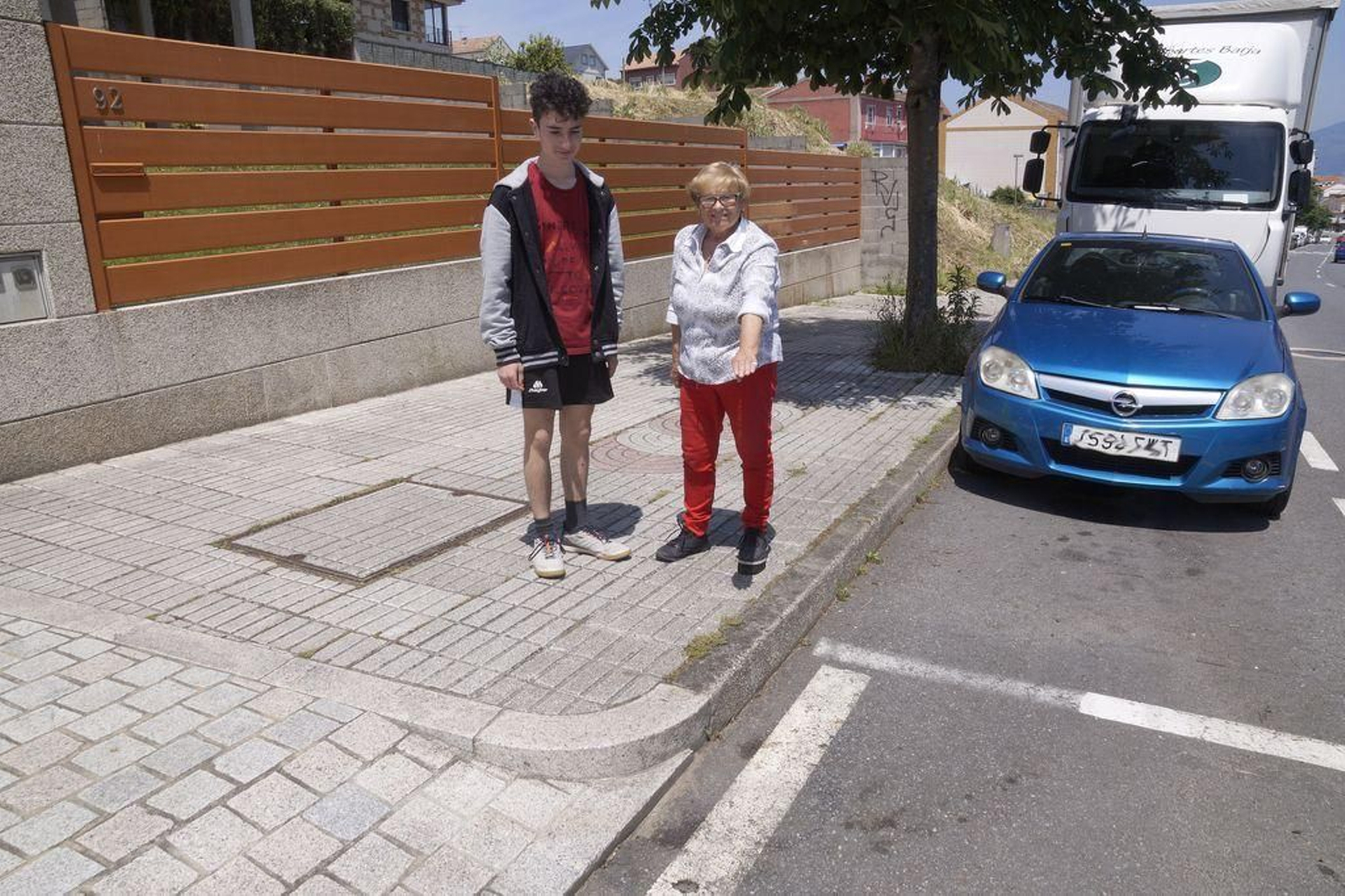 Xurxo y su tía Carmen muestran el lugar donde fue abatido el jabalí, junto a su casa.