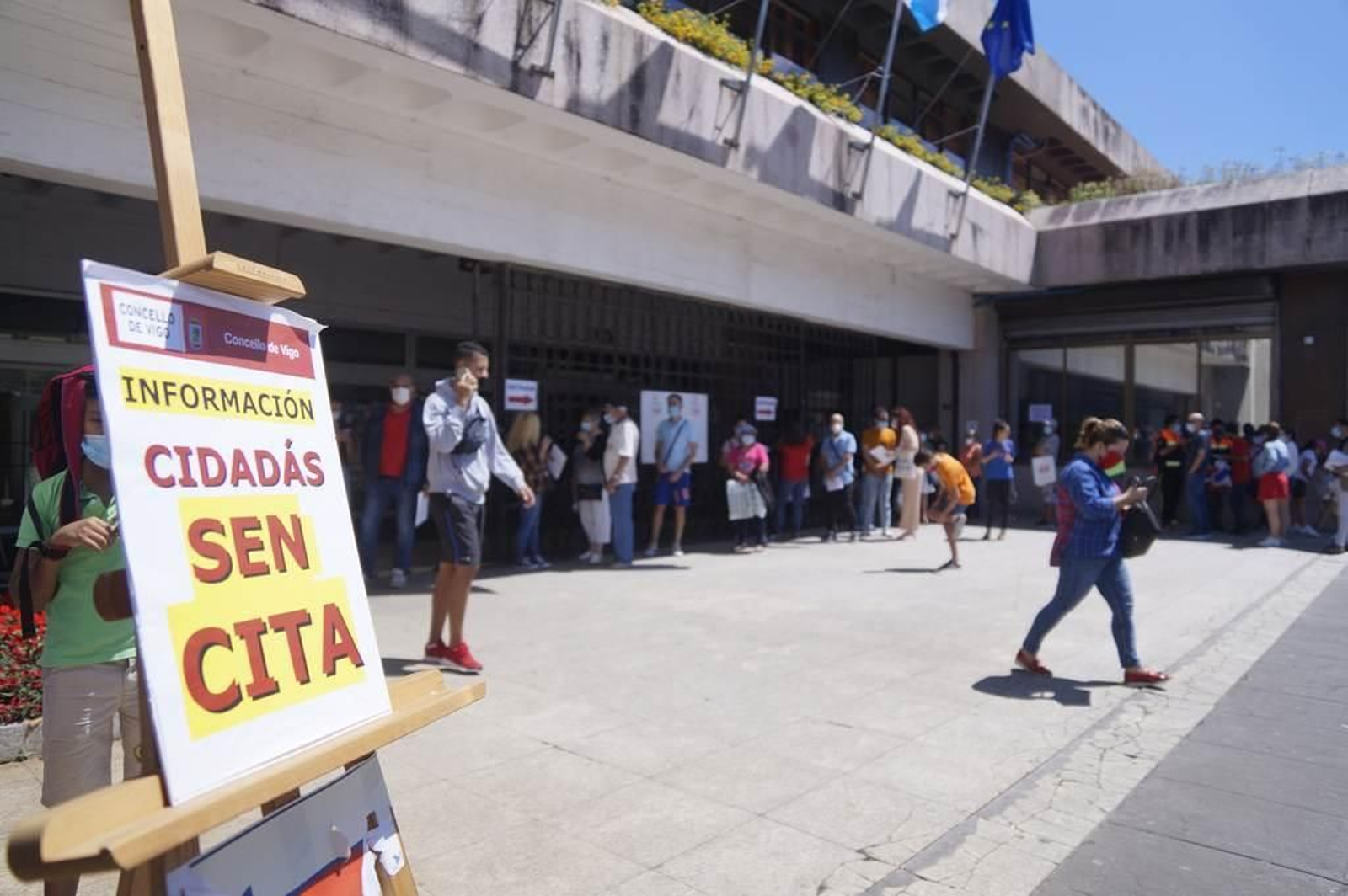 Para tramitar ayudas sociales es necesario cita previa, a lo que no tengan se les convoca para otro día en un mostrador único a la entrada.