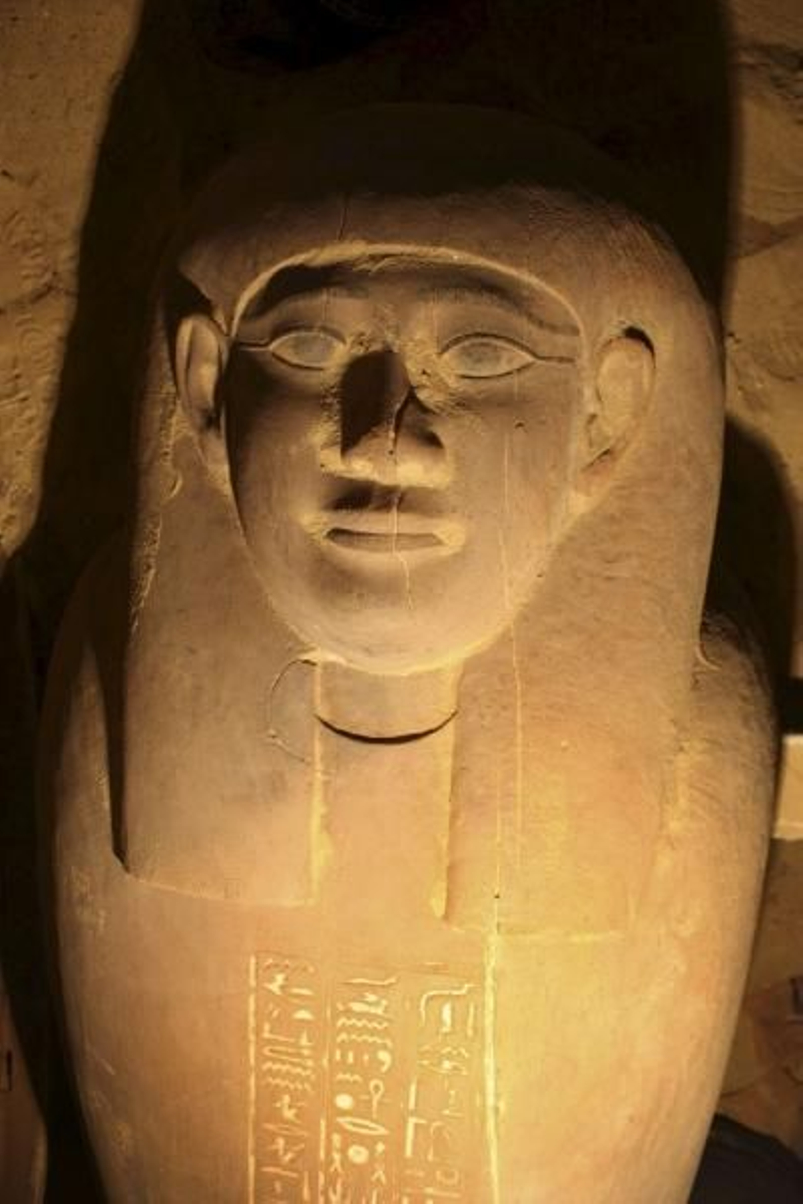 Uno de los sarcófagos encontrados en la tumba. (Foto: EFE)