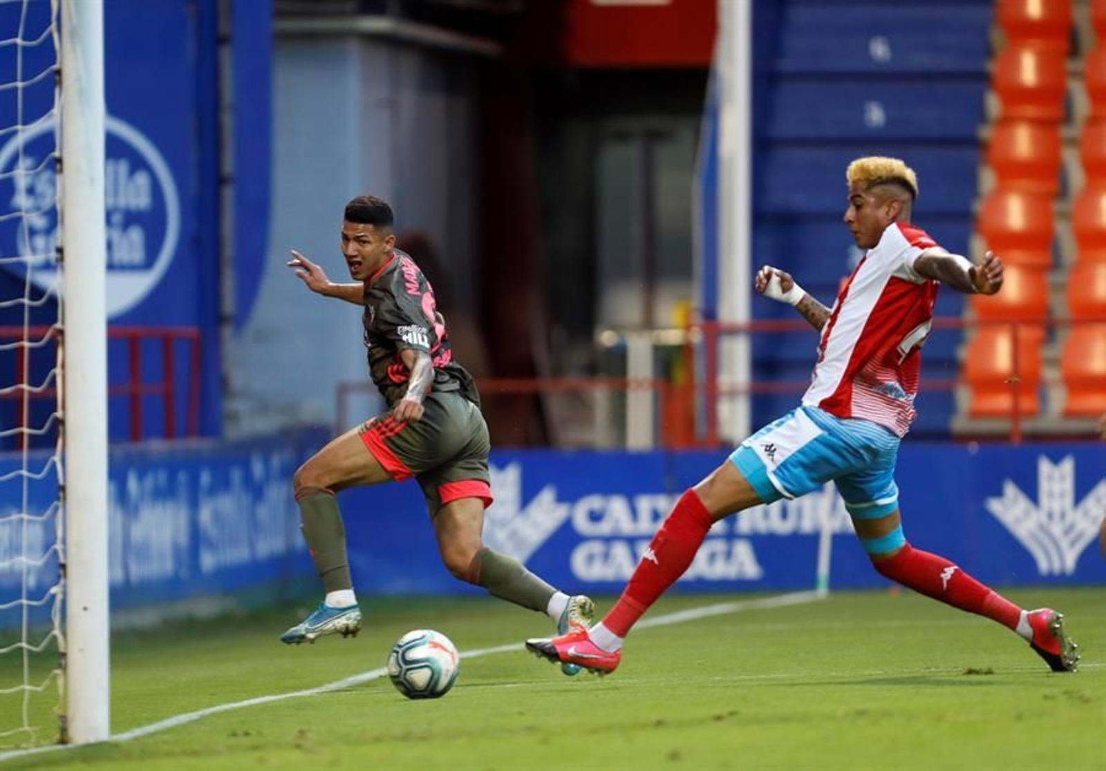 Marcos André (d), delantero del CD Mirandés, marca gol ante el defensa del CD Lugo, Marcelo Djaló (i)