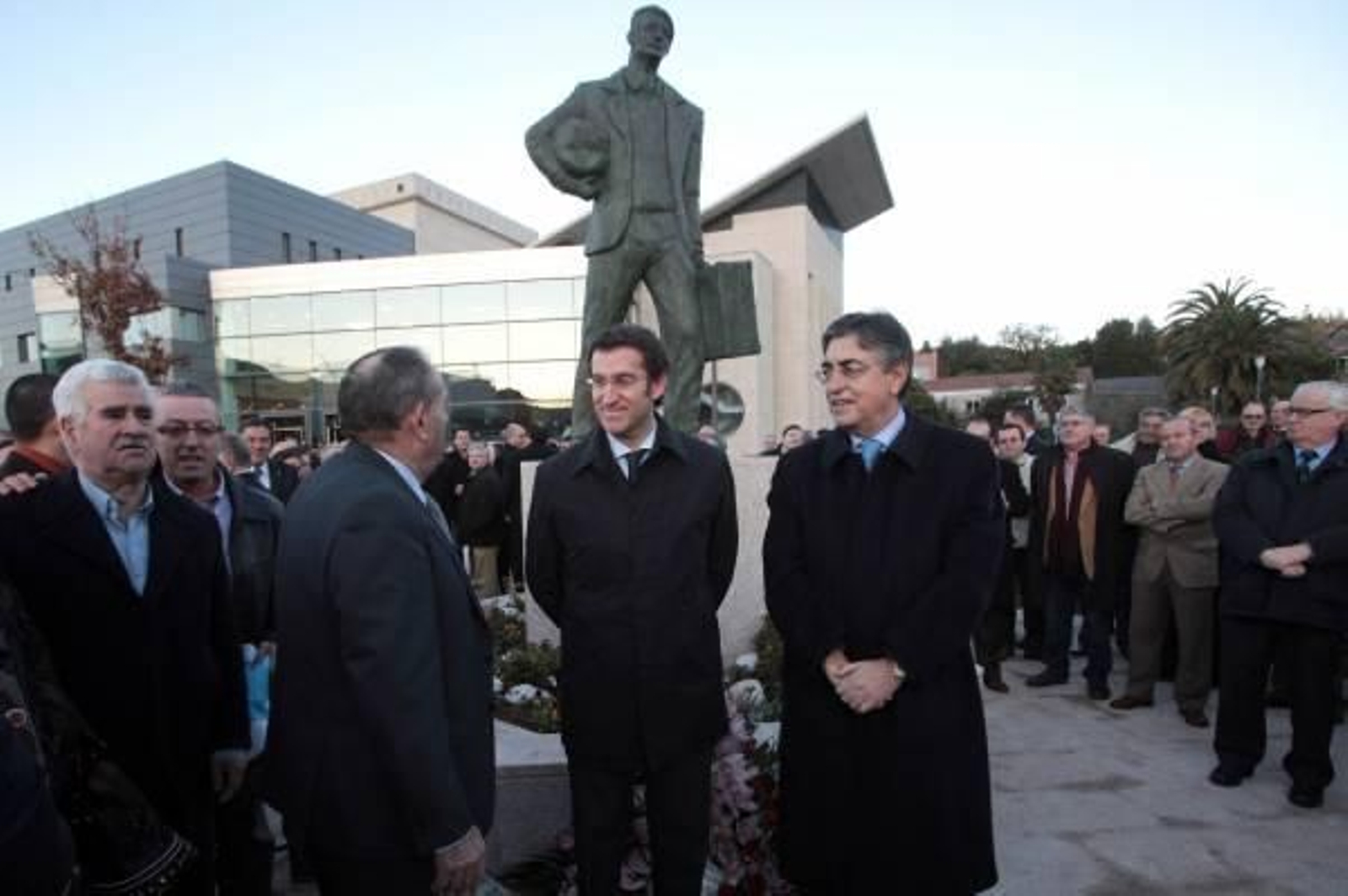 Alberto Núñez durante la inauguración del monumento al emigrante en Vimianzo.