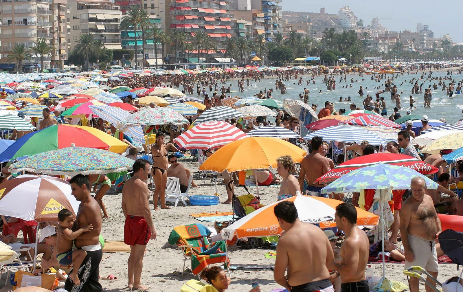 Una playa llena de turistas.