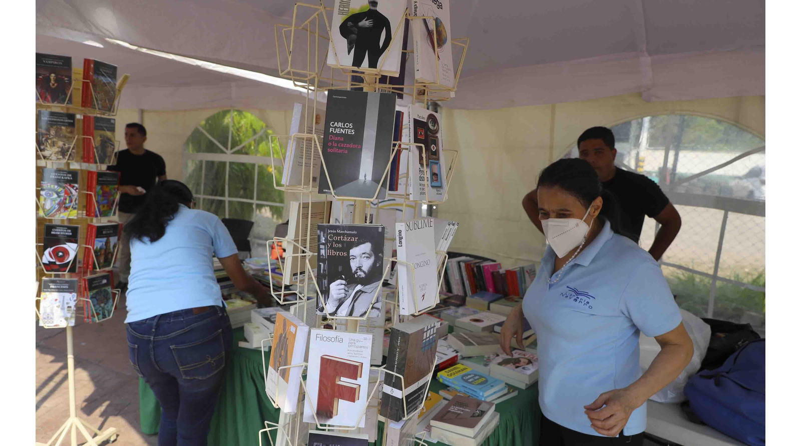 Vendedores organizan los puestos con libros, el 21 de abril de 2023, en Tegucigalpa (Honduras). EFE/ Gustavo Amador