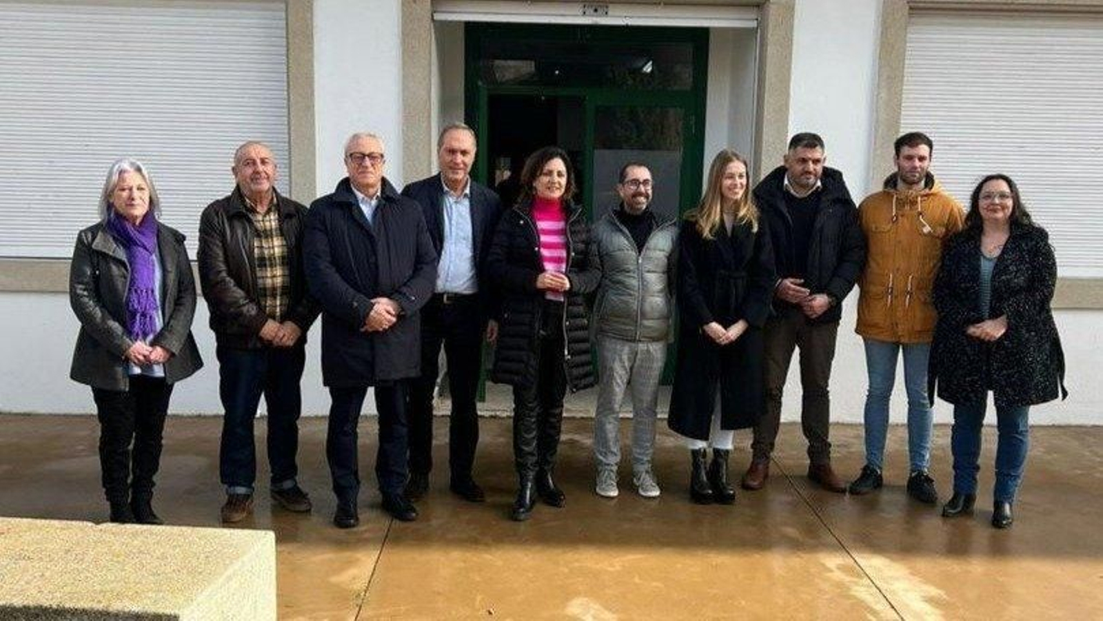 Javier Puente, Agustín Reguera y la alcaldesa, Sandra González, durante la visita de ayer al consultorio.