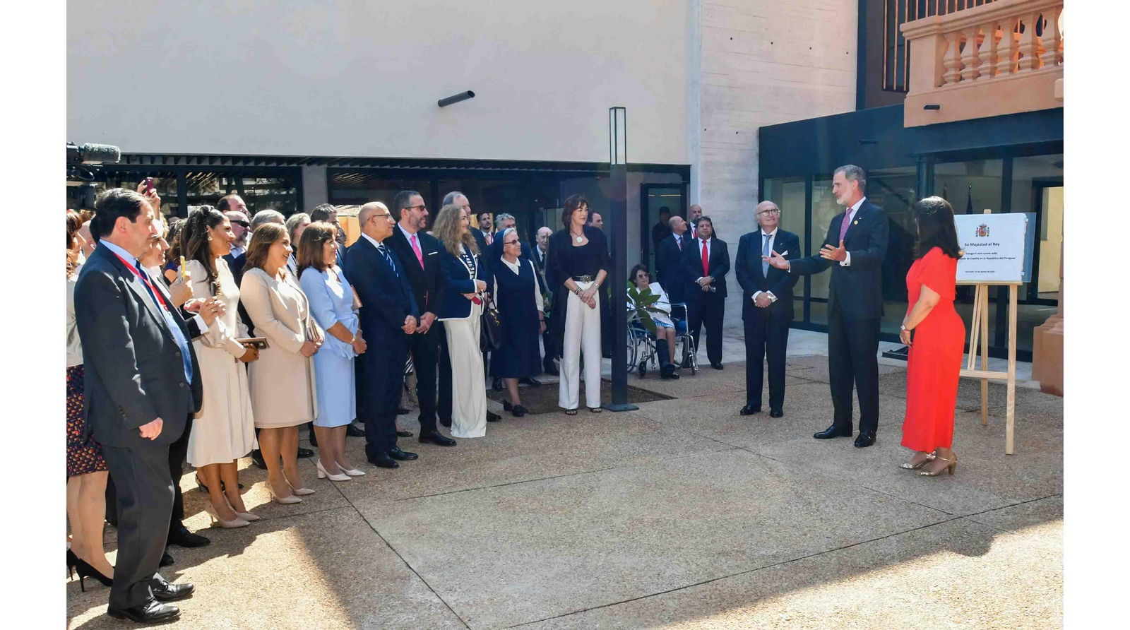 El rey de España, Felipe VI, junto a la embajadora de España en Paraguay, Carmen Castiella, durante la inauguración de la nueva embajada de España en Paraguay, en Asunción (Paraguay). EFE/ Daniel Piris