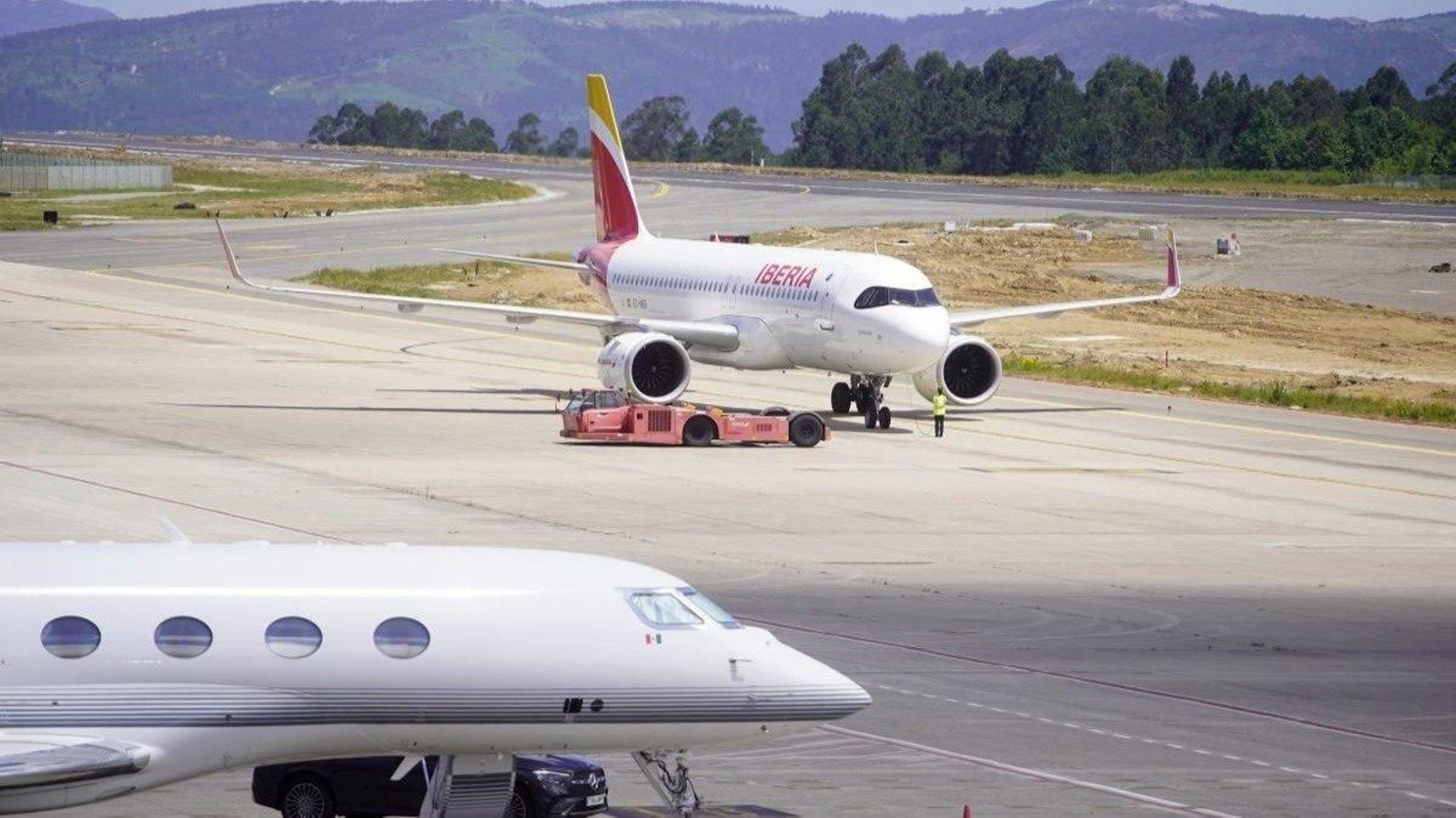 Un avión listo para despegar ayer en Peinador: al fondo se ve la tierra que rodea la pista, que deberá ser subsanada.