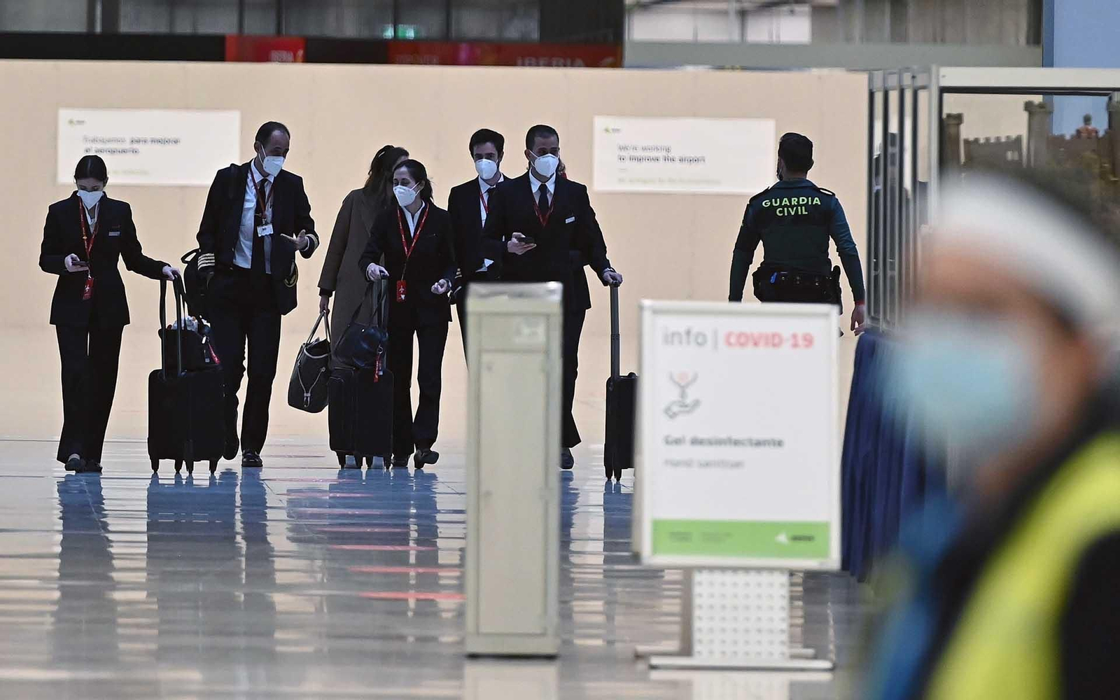 Miembros de la tripulación de un vuelo proveniente de Londres aterrizan en el aeropuerto Adolfo Suárez Madrid Barajas este lunes. El Gobierno español anunció que reforzará el control de verificación de pruebas PCR a los viajeros procedentes del Reino Unido, con el que hay programados 201 vuelos, en puertos y aeropuertos, después de que se haya detectado allí una nueva variante del coronavirus, más contagiosa. EFE/ Fernando Villar